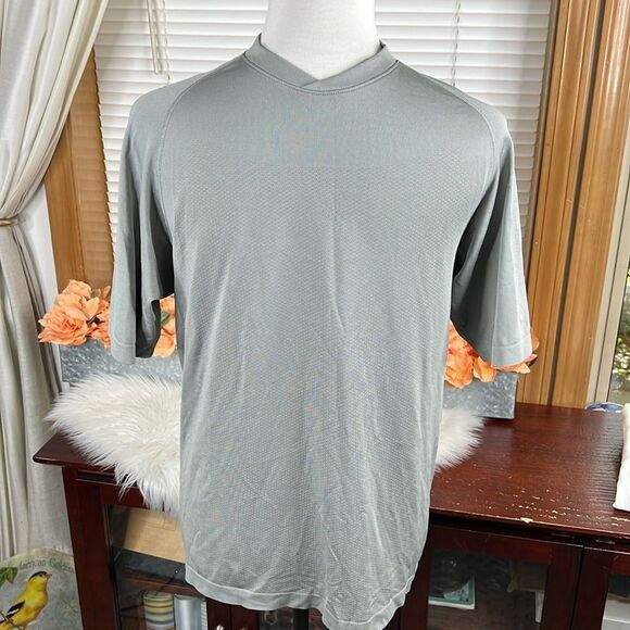 Men’s Lulu Tech Tee Size Medium - Picture 1 of 8